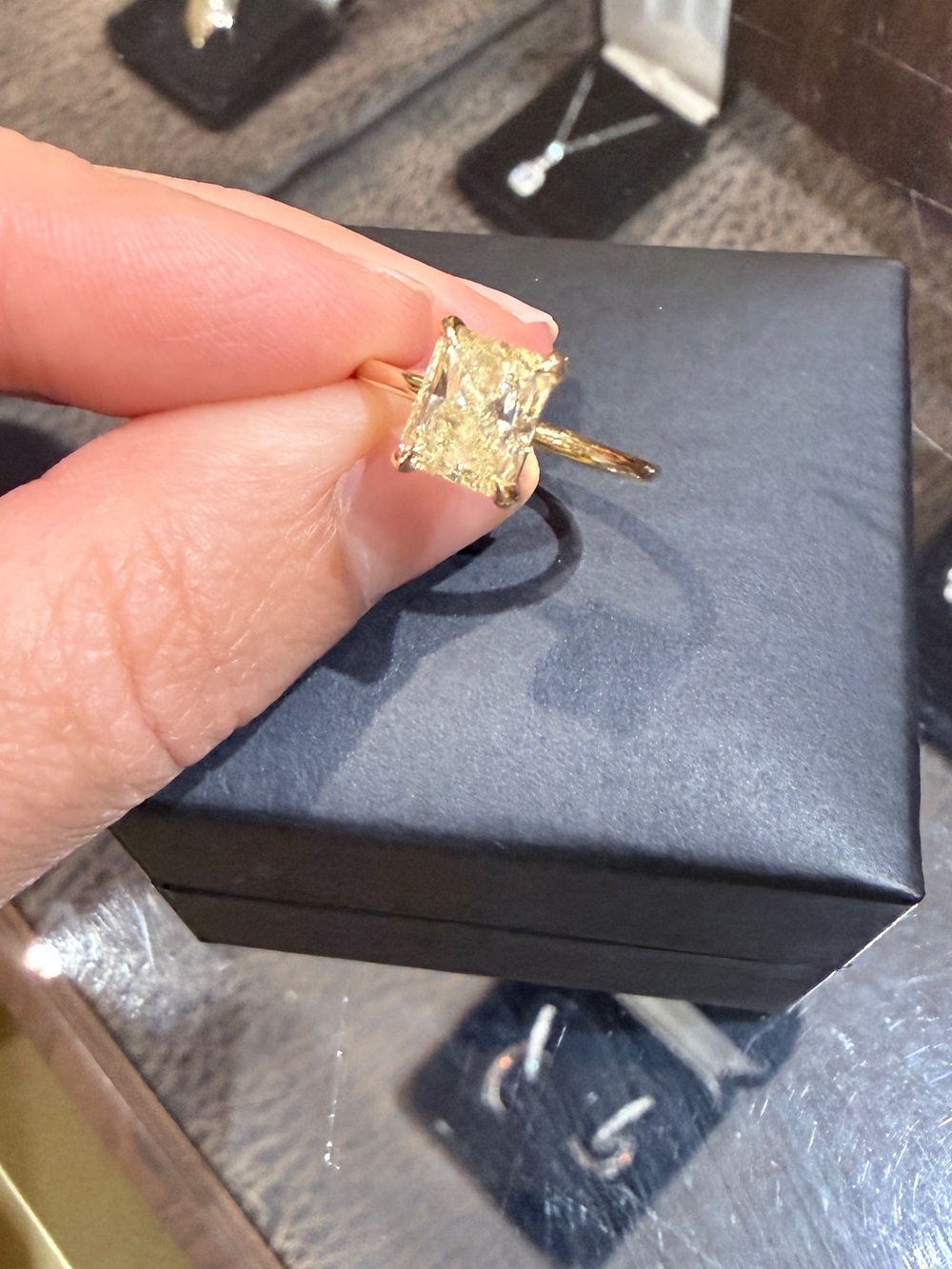 Gold Solitaire with very light Yellow Diamond - Women's Ring - Picture 2 of 8